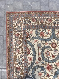 Tapis oriental de type Qom (Qum/Ghom) &agrave; d&eacute;cor floral, laine sur coton, deuxi&egrave;me quart du 20&egrave;me si&egrave;cle