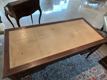 Bureau plat de style Louis XVI en bois avec plateau en cuir et aux montures en laiton, France, vers 1900