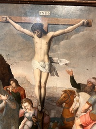 Ecole flamande: Soldats romains se battent pour un jeu de d&eacute;s devant le Christ en croix, huile sur panneau, 16&egrave;me si&egrave;cle