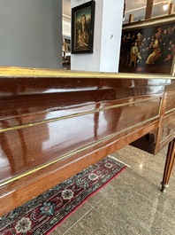 Bureau plat de style Louis XVI en bois avec plateau en cuir et aux montures en laiton, France, vers 1900