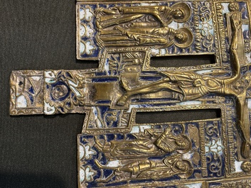 Croix d'ic&ocirc;ne et ic&ocirc;ne de voyage en quatre parties en bronze &eacute;maill&eacute;, Russie, 19&egrave;me/20&egrave;me si&egrave;cle