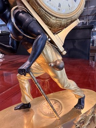 Pendule de chemin&eacute;e en bronze patin&eacute; et dor&eacute; &agrave; d&eacute;cor de 'bon sauvage', France, premi&egrave;re moiti&eacute; du 19&egrave;me si&egrave;cle