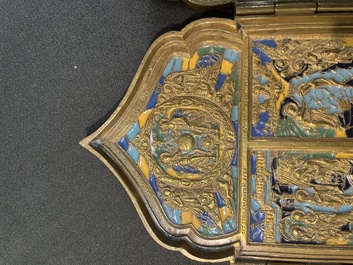 Croix d'ic&ocirc;ne et ic&ocirc;ne de voyage en quatre parties en bronze &eacute;maill&eacute;, Russie, 19&egrave;me/20&egrave;me si&egrave;cle