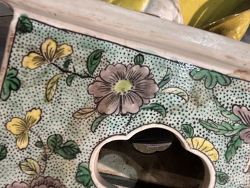 Paire de mod&egrave;les de lions bouddhistes en biscuit &eacute;maille verte, Chine, 19&egrave;me si&egrave;cle