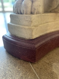 Imposant bassin en marbre blanc de Carrare avec trois lions ail&eacute;s, Italie, 18&egrave;me si&egrave;cle