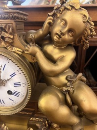 Garniture de chemin&eacute;e en trois pi&egrave;ces en bronze dor&eacute; &agrave; d&eacute;cor floral et de putti, France, 19&egrave;me/20&egrave;me si&egrave;cle