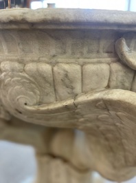 Imposant bassin en marbre blanc de Carrare avec trois lions ail&eacute;s, Italie, 18&egrave;me si&egrave;cle