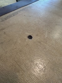 Bureau plat de style Louis XVI en bois avec plateau en cuir et aux montures en laiton, France, vers 1900