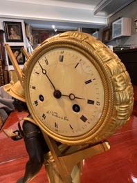 Pendule de chemin&eacute;e en bronze patin&eacute; et dor&eacute; &agrave; d&eacute;cor de 'bon sauvage', France, premi&egrave;re moiti&eacute; du 19&egrave;me si&egrave;cle