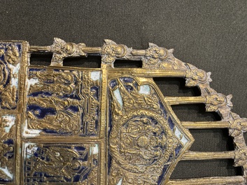 Croix d'ic&ocirc;ne et ic&ocirc;ne de voyage en quatre parties en bronze &eacute;maill&eacute;, Russie, 19&egrave;me/20&egrave;me si&egrave;cle