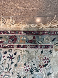 Tapis oriental de type Tabriz &agrave; d&eacute;cor de sc&egrave;nes anim&eacute;es, laine sur coton, 20&egrave;me si&egrave;cle