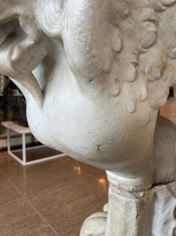 Imposant bassin en marbre blanc de Carrare avec trois lions ail&eacute;s, Italie, 18&egrave;me si&egrave;cle