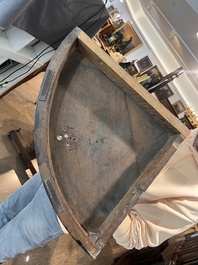 Paire de consoles d'angle &agrave; cariatides avec dessus en marbre et montures en bronze dor&eacute;, France, 19&egrave;me/20&egrave;me si&egrave;cle