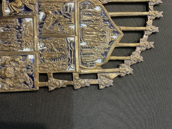 Croix d'ic&ocirc;ne et ic&ocirc;ne de voyage en quatre parties en bronze &eacute;maill&eacute;, Russie, 19&egrave;me/20&egrave;me si&egrave;cle