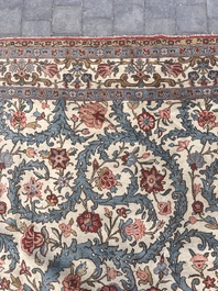 Tapis oriental de type Qom (Qum/Ghom) &agrave; d&eacute;cor floral, laine sur coton, deuxi&egrave;me quart du 20&egrave;me si&egrave;cle
