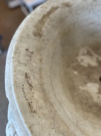 Imposant bassin en marbre blanc de Carrare avec trois lions ail&eacute;s, Italie, 18&egrave;me si&egrave;cle