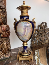 Paire de vases couvertes &agrave; fond bleu royale &agrave; la mani&egrave;re de S&egrave;vres aux montures dor&eacute;es et &agrave; d&eacute;cor de sc&egrave;ne d'amour, France, 20&egrave;me si&egrave;cle