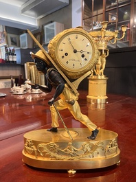 Pendule de chemin&eacute;e en bronze patin&eacute; et dor&eacute; &agrave; d&eacute;cor de 'bon sauvage', France, premi&egrave;re moiti&eacute; du 19&egrave;me si&egrave;cle