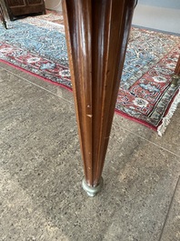 Bureau plat de style Louis XVI en bois avec plateau en cuir et aux montures en laiton, France, vers 1900