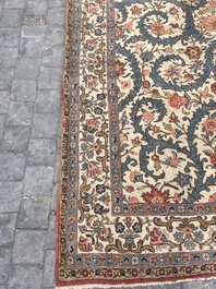 Tapis oriental de type Qom (Qum/Ghom) &agrave; d&eacute;cor floral, laine sur coton, deuxi&egrave;me quart du 20&egrave;me si&egrave;cle