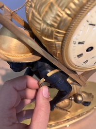 Pendule de chemin&eacute;e en bronze patin&eacute; et dor&eacute; &agrave; d&eacute;cor de 'bon sauvage', France, premi&egrave;re moiti&eacute; du 19&egrave;me si&egrave;cle