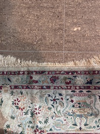 Tapis oriental de type Tabriz &agrave; d&eacute;cor de sc&egrave;nes anim&eacute;es, laine sur coton, 20&egrave;me si&egrave;cle