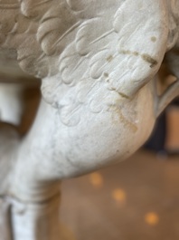 Imposant bassin en marbre blanc de Carrare avec trois lions ail&eacute;s, Italie, 18&egrave;me si&egrave;cle