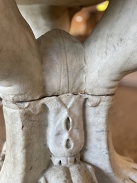 Imposant bassin en marbre blanc de Carrare avec trois lions ail&eacute;s, Italie, 18&egrave;me si&egrave;cle