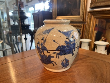 Vase en porcelaine de Chine polychrome dite 'de Nankin' &agrave; d&eacute;cor de sc&egrave;nes guerri&egrave;res, 19&egrave;me si&egrave;cle