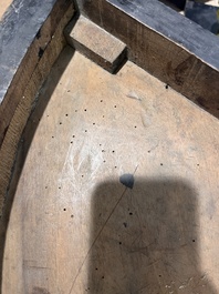 Paire de consoles d'angle &agrave; cariatides avec dessus en marbre et montures en bronze dor&eacute;, France, 19&egrave;me/20&egrave;me si&egrave;cle