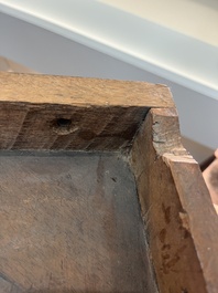 Paire de consoles d'angle &agrave; cariatides avec dessus en marbre et montures en bronze dor&eacute;, France, 19&egrave;me/20&egrave;me si&egrave;cle