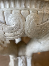 Imposant bassin en marbre blanc de Carrare avec trois lions ail&eacute;s, Italie, 18&egrave;me si&egrave;cle