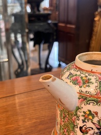 Collection vari&eacute;e de cruches, et de pots couverts en porcelaine de Chine famille rose de Canton &agrave; d&eacute;cor floral et de sc&egrave;nes de palais, 19&egrave;me si&egrave;cle