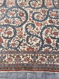 Tapis oriental de type Qom (Qum/Ghom) &agrave; d&eacute;cor floral, laine sur coton, deuxi&egrave;me quart du 20&egrave;me si&egrave;cle
