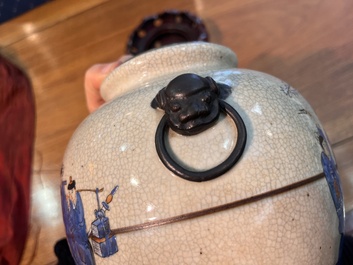 Vase en porcelaine de Chine polychrome dite 'de Nankin' &agrave; d&eacute;cor de sc&egrave;nes guerri&egrave;res, 19&egrave;me si&egrave;cle