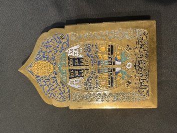 Croix d'ic&ocirc;ne et ic&ocirc;ne de voyage en quatre parties en bronze &eacute;maill&eacute;, Russie, 19&egrave;me/20&egrave;me si&egrave;cle