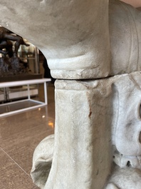 Imposant bassin en marbre blanc de Carrare avec trois lions ail&eacute;s, Italie, 18&egrave;me si&egrave;cle