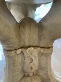 Imposant bassin en marbre blanc de Carrare avec trois lions ail&eacute;s, Italie, 18&egrave;me si&egrave;cle