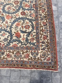 Tapis oriental de type Qom (Qum/Ghom) &agrave; d&eacute;cor floral, laine sur coton, deuxi&egrave;me quart du 20&egrave;me si&egrave;cle