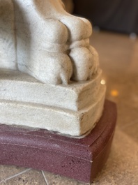 Imposant bassin en marbre blanc de Carrare avec trois lions ail&eacute;s, Italie, 18&egrave;me si&egrave;cle