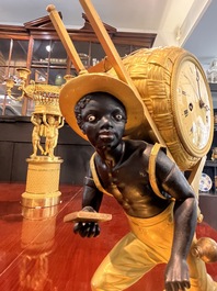 Pendule de chemin&eacute;e en bronze patin&eacute; et dor&eacute; &agrave; d&eacute;cor de 'bon sauvage', France, premi&egrave;re moiti&eacute; du 19&egrave;me si&egrave;cle