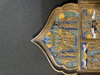 Croix d'ic&ocirc;ne et ic&ocirc;ne de voyage en quatre parties en bronze &eacute;maill&eacute;, Russie, 19&egrave;me/20&egrave;me si&egrave;cle