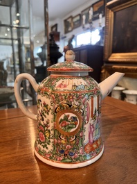 Collection vari&eacute;e de cruches, et de pots couverts en porcelaine de Chine famille rose de Canton &agrave; d&eacute;cor floral et de sc&egrave;nes de palais, 19&egrave;me si&egrave;cle