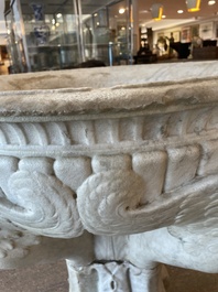 Imposant bassin en marbre blanc de Carrare avec trois lions ail&eacute;s, Italie, 18&egrave;me si&egrave;cle