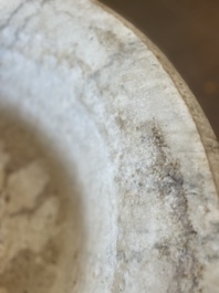 Imposant bassin en marbre blanc de Carrare avec trois lions ail&eacute;s, Italie, 18&egrave;me si&egrave;cle