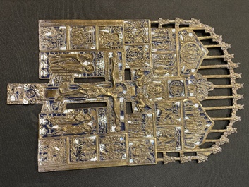 Croix d'ic&ocirc;ne et ic&ocirc;ne de voyage en quatre parties en bronze &eacute;maill&eacute;, Russie, 19&egrave;me/20&egrave;me si&egrave;cle