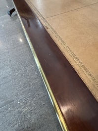 Bureau plat de style Louis XVI en bois avec plateau en cuir et aux montures en laiton, France, vers 1900