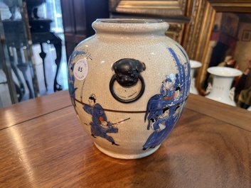 Vase en porcelaine de Chine polychrome dite 'de Nankin' &agrave; d&eacute;cor de sc&egrave;nes guerri&egrave;res, 19&egrave;me si&egrave;cle