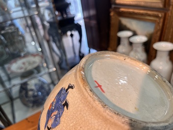 Vase en porcelaine de Chine polychrome dite 'de Nankin' &agrave; d&eacute;cor de sc&egrave;nes guerri&egrave;res, 19&egrave;me si&egrave;cle