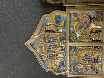 Croix d'ic&ocirc;ne et ic&ocirc;ne de voyage en quatre parties en bronze &eacute;maill&eacute;, Russie, 19&egrave;me/20&egrave;me si&egrave;cle